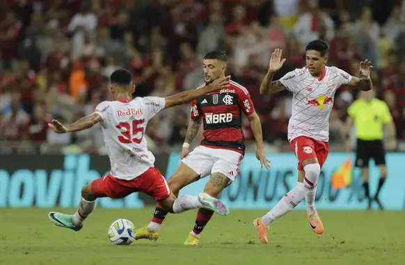 Flamengo vence Bragantino por 1 a 0 com golaço de Arrascaeta (Foto: Reprodução)