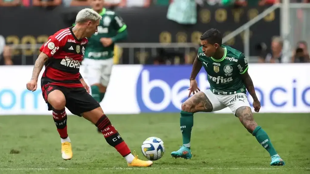 Flamengo marca no fim, frustra Palmeiras e leva a melhor em briga