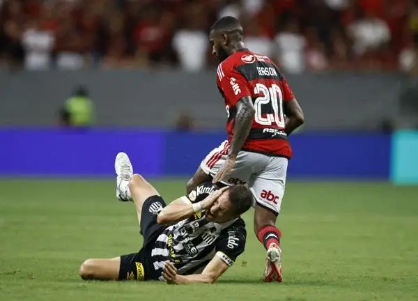 Gerson foi expulso ainda no primeiro tempo após atingir o rosto do jogador santista Furch. Bruno Henrique recebeu o cartão vermelho reclamação e ofensa ao juiz