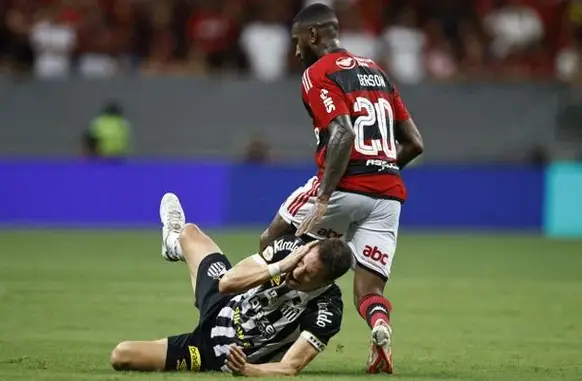 Gerson foi expulso ainda no primeiro tempo após atingir o rosto do jogador santista Furch. Bruno Henrique recebeu o cartão vermelho reclamação e ofensa ao juiz (Foto: Reprodução)