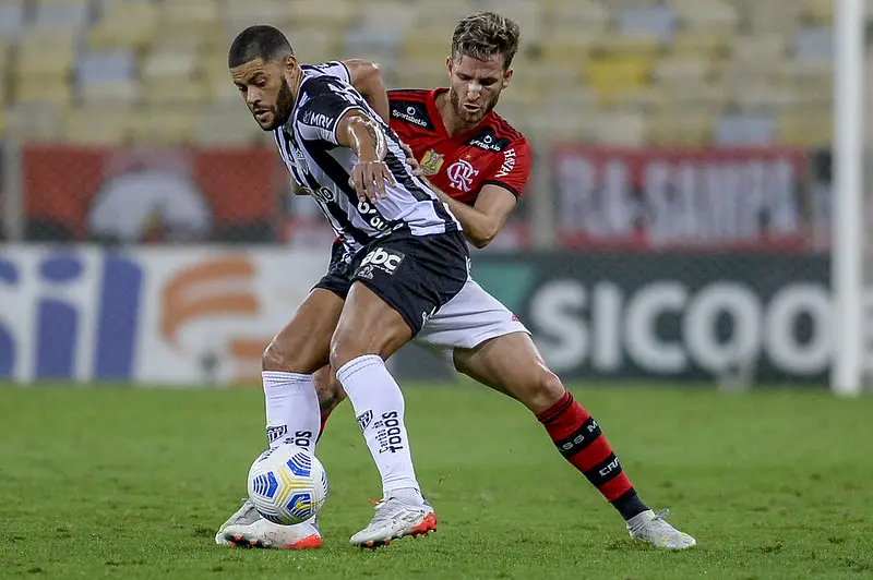 Léo Pereira e Hulk durante o jogo entre Flamengo e Atlético-MG pelo Campeonato Brasileiro de 2021