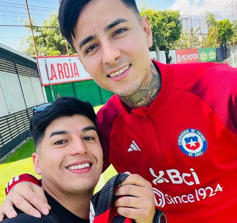 Luciano Vergara recebeu uma camisa de Pulgar autografada, como agradecimento pelos quadros