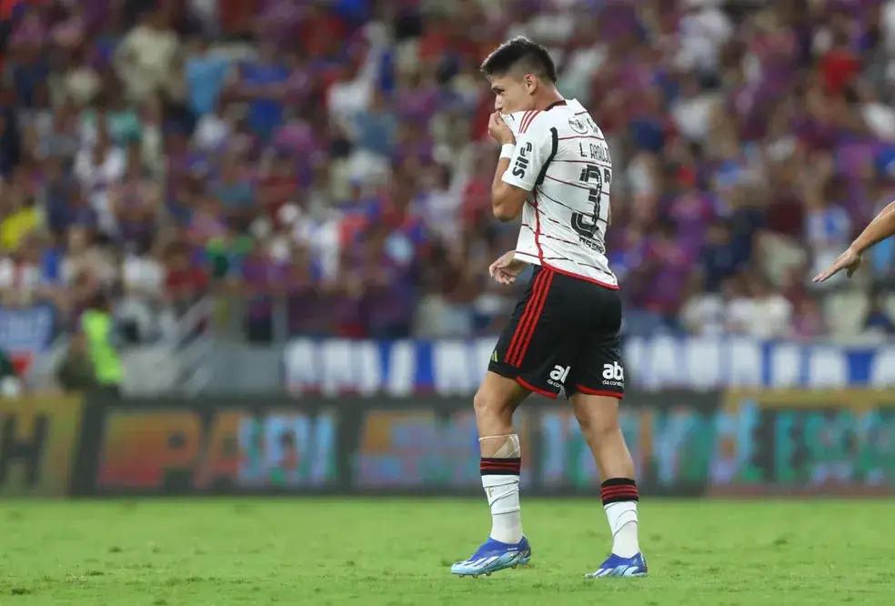 Luiz Araújo beija a camisa rubro-negra após vitória do Flamengo