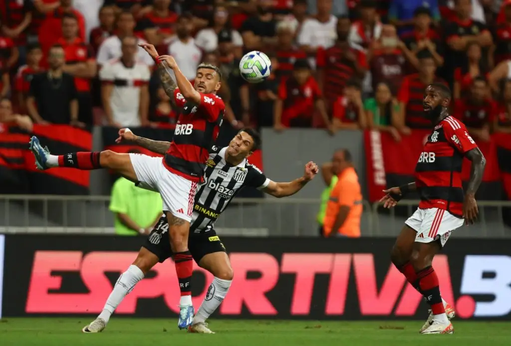 STJD denuncia Bruno Henrique e Gerson por expulsões em Flamengo x Santos