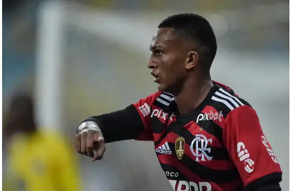Wesley, do Flamengo durante partida contra o Audax no Carioca 2023. (Foto: Thiago Ribeiro/AGIF)