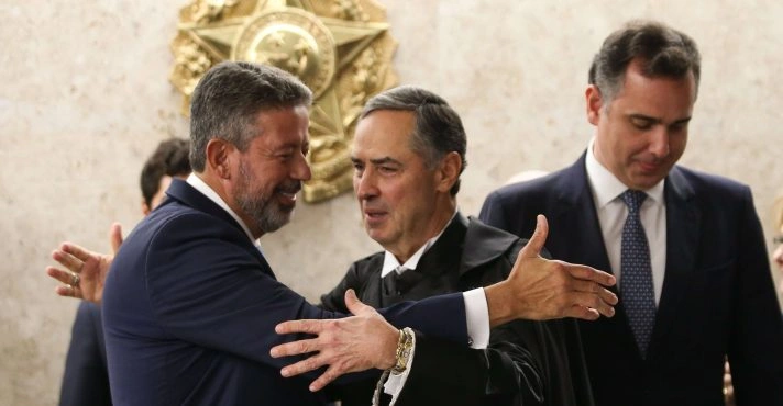 O presidente da Câmara, Arthur Lira, abraça o ministro Luís Roberto Barroso, durante a posse de Barroso como presidente do Supremo Tribunal Federal