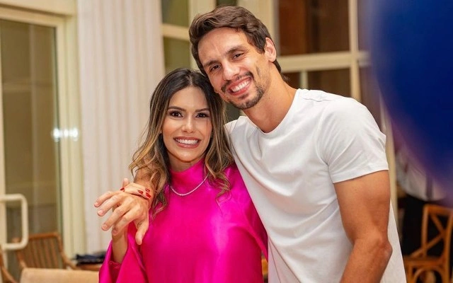 Rodrigo Caio com sua esposa em postagem no Instagram