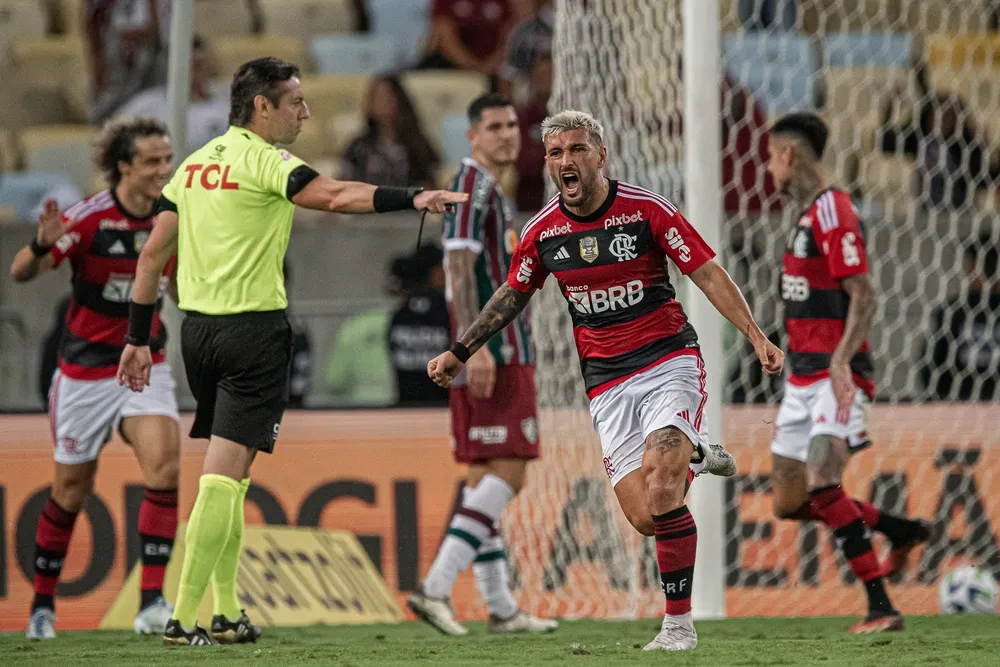 Arrascaeta comemora gol contra o Fluminense