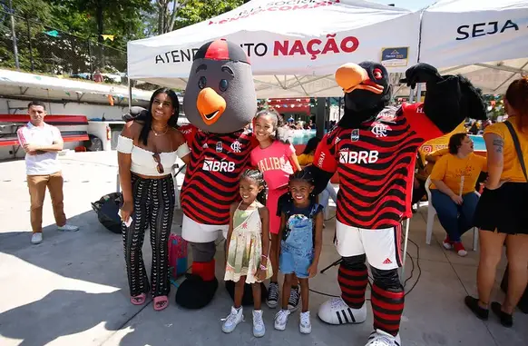 Ação social com o Urubu Rubro-Negro (Foto: Flamengo)