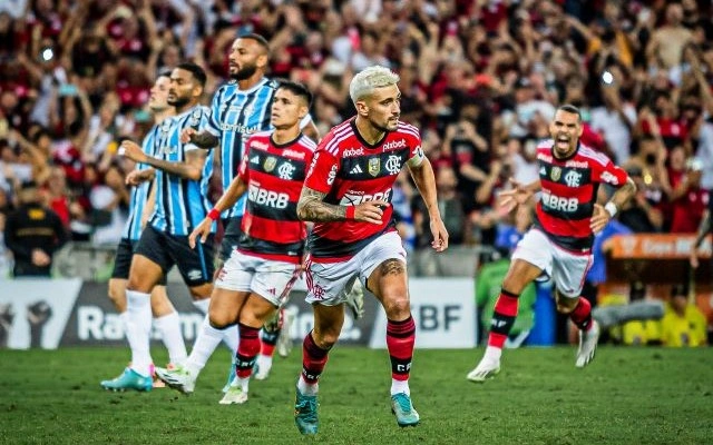 Arrascaeta em jogo contra o Grêmio