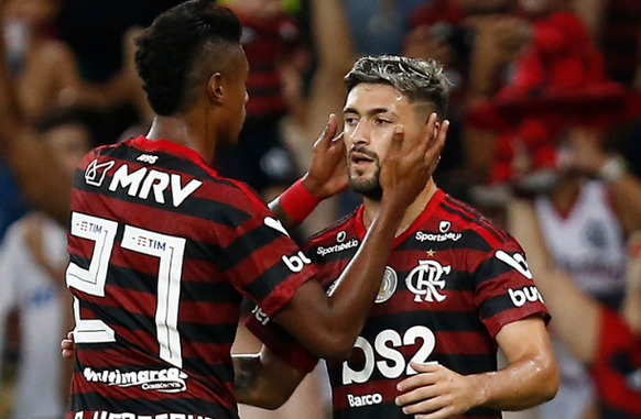 Bruno Henrique e Arrascaeta em gestos de afeto (Foto: Sportbuzz)