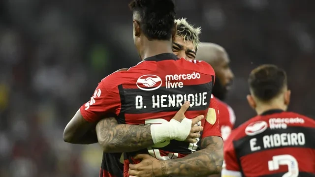 Bruno Henrique e Gabigol comemoram gol contra Olimpia