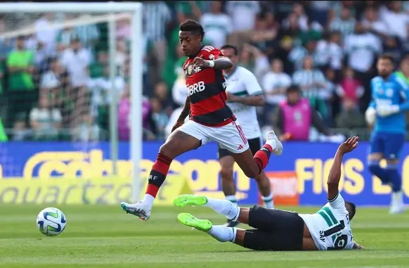 Bruno Henrique foi eleito o melhor jogador em campo contra o Coritiba (Foto: Gilvan de Souza)