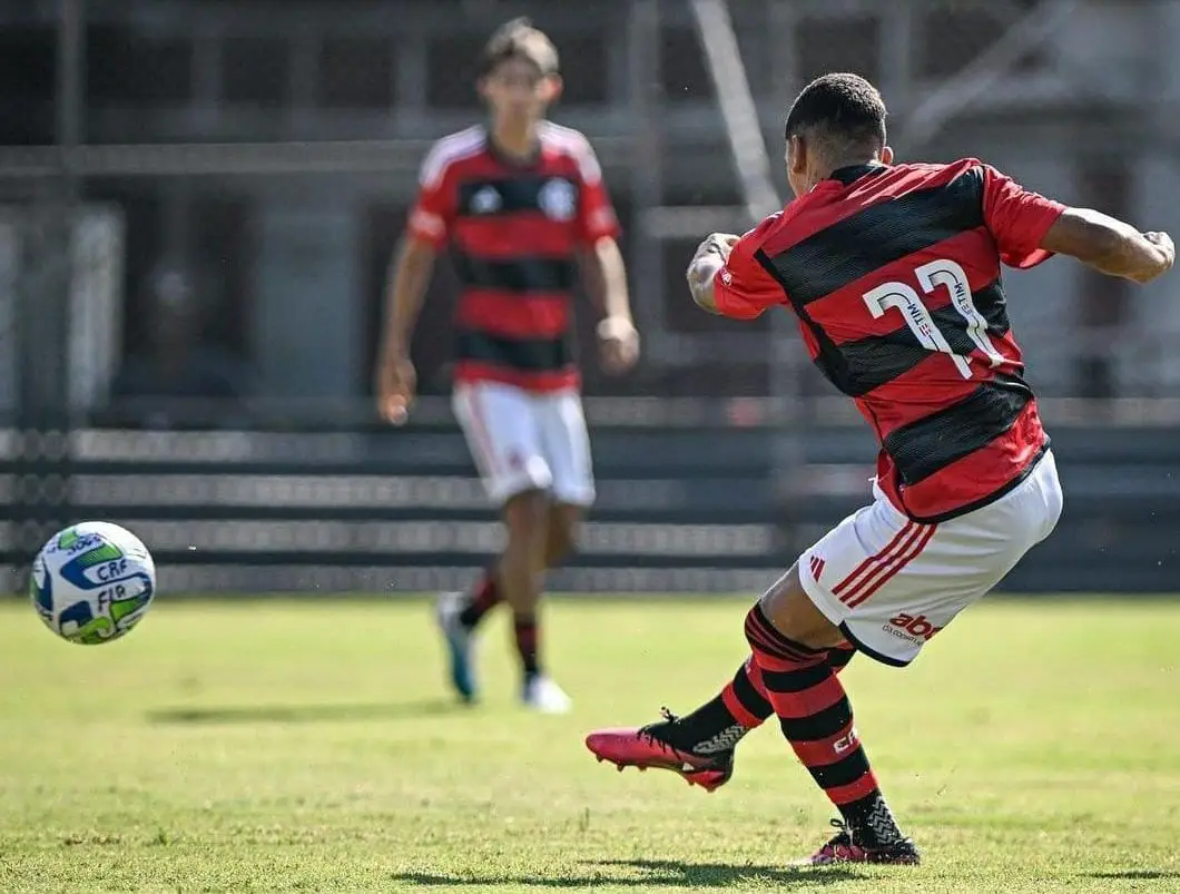 Centroavante Petterson marcando seu segundo gol na partida