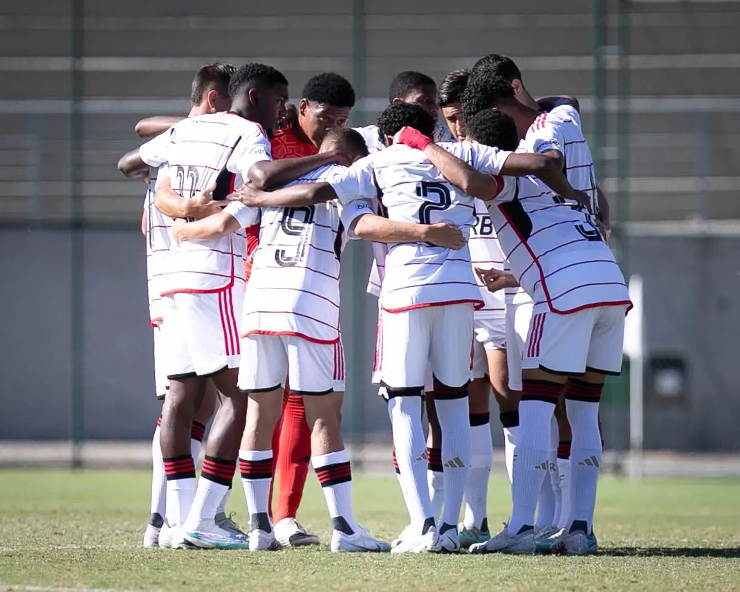 Equipe do Flamengo Sub-17 em partida contra o América-MG