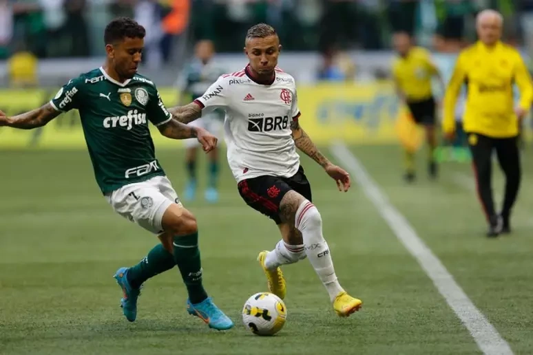 Everton Cebolinha em confronto com Palmeiras