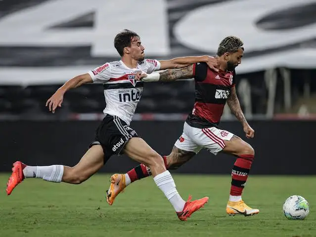 Flamengo e São Paulo em partida pela Copa do Brasil