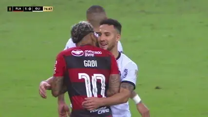 Gabigol beija jogador do Olimpia