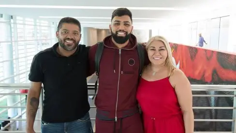 Gabigol com os pais, Lindalva e Valdemir, no CT Jorge Helal (Ninho do Urubu)