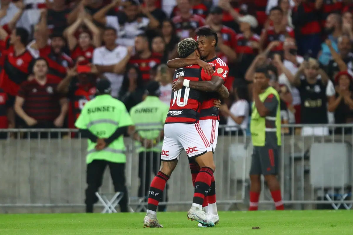 Gabigol e Bruno Henrique em partida