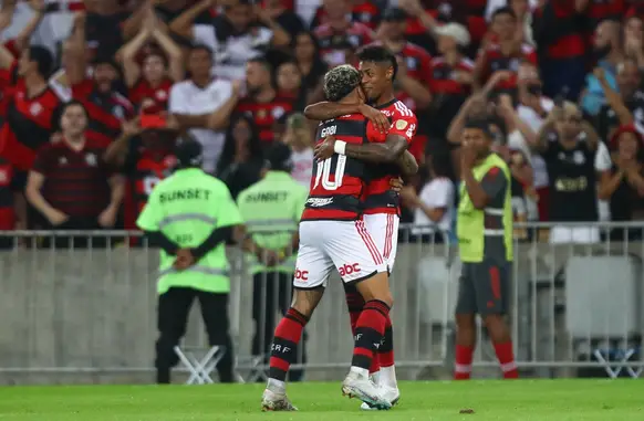 Gabigol e Bruno Henrique em partida (Foto: Reprodução/ Twitter)