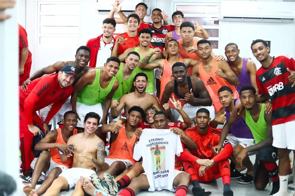 Jogadores do time Sub-20 do Flamengo comemoram vitória sobre o Santos