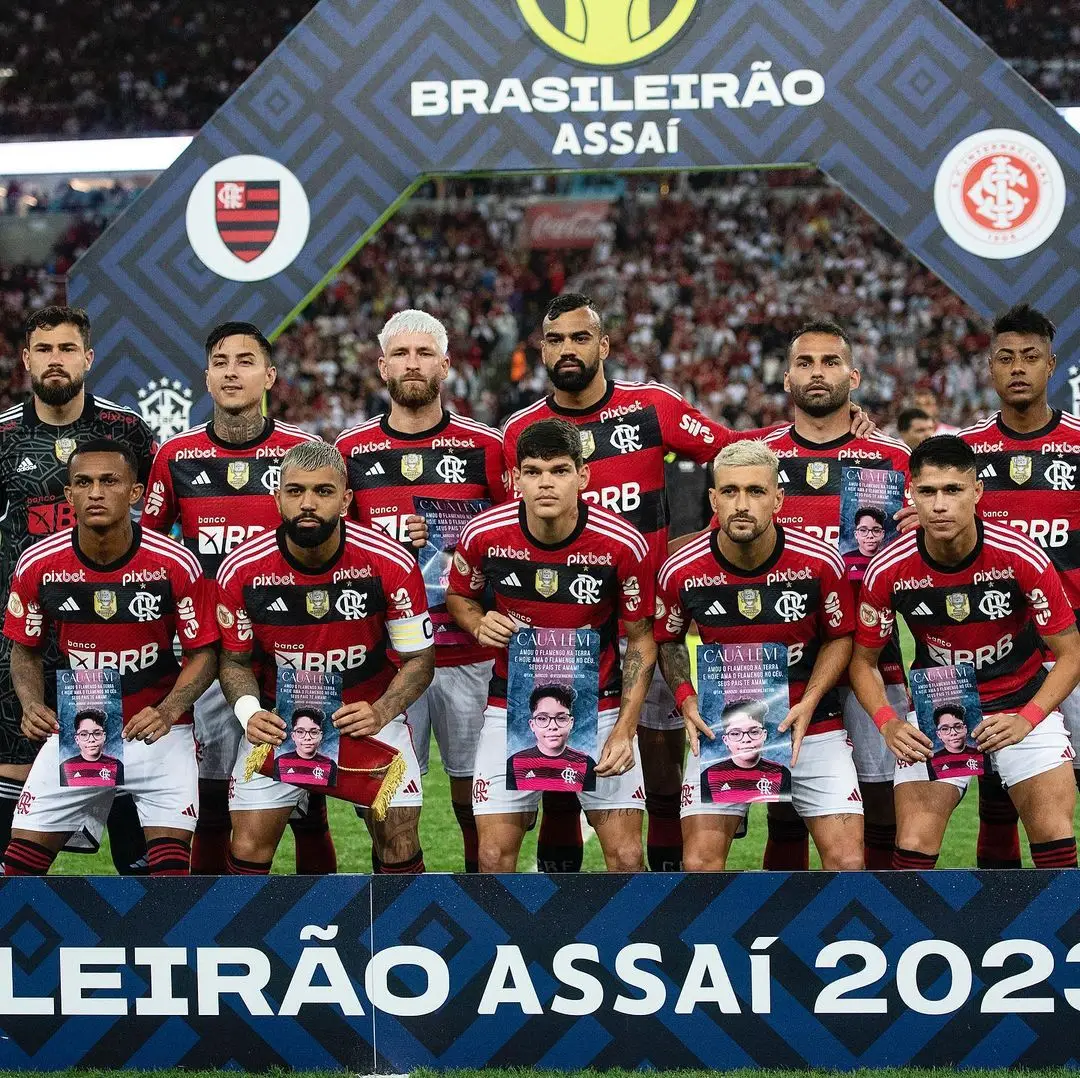 Jogadores prestando homenagem ao torcedor Cauã Levi na partida contra o Internacional no Maracanã.