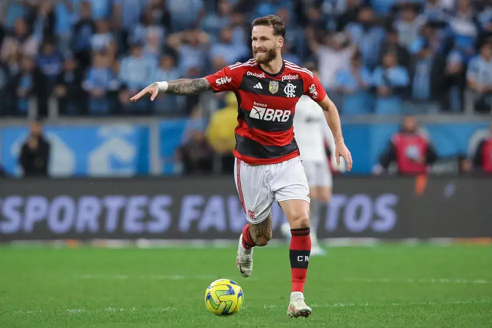 Léo Pereira em campo