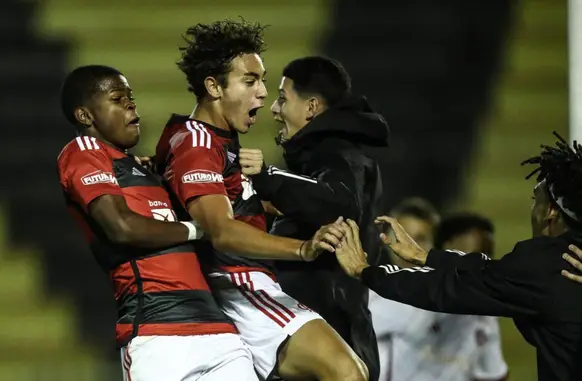 Luis Aucélio, autor do primeiro gol da partida, comemorando o gol marcado (Foto: Gilvan de Souza / Flamengo)