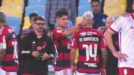 Luiz Araújo e Arrascaeta durante partida contra o Internacional, no sábado (26) (Foto: Globo Esporte)