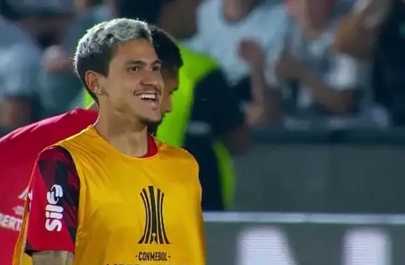 Montagem em que Pedro parece sorrir durante eliminação do Flamengo repercute nas redes sociais (Foto: Reprodução)