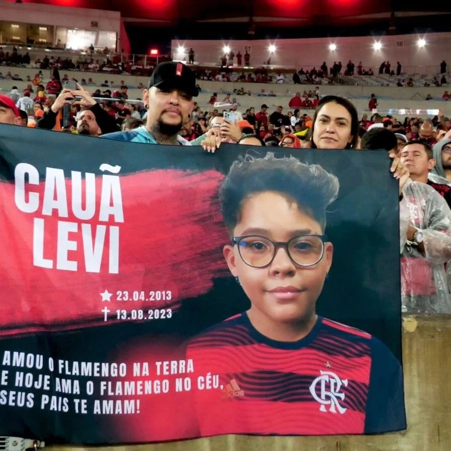 Os pais de Cauã Levi no Maracanã durante a partida Flamengo x Internacional