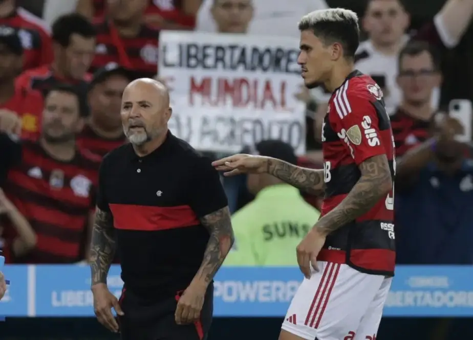 Pedro e Sampaoli conversam e tentam encerrar crise no clube