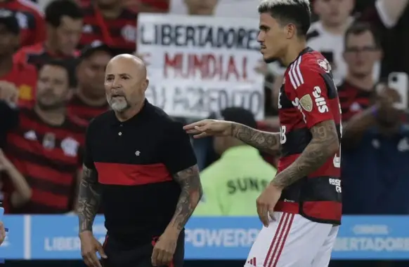 Pedro e Sampaoli conversam e tentam encerrar crise no clube (Foto: notícias do mengão)