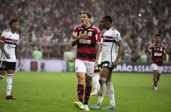 Pedro marcou nos pênaltis, empatando o jogo com São Paulo (Foto: Delmiro Junior/Gazeta Press)