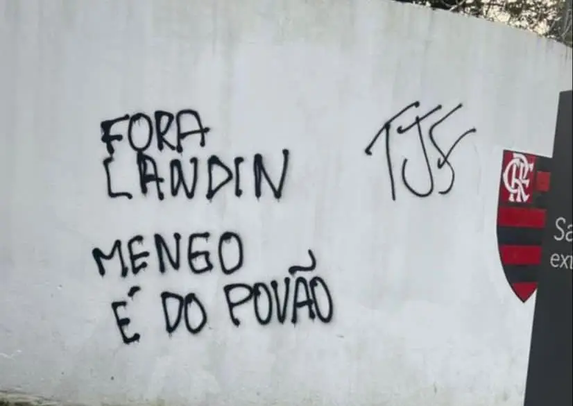 Pixações de protesto feitas no muro do CT do Flamengo