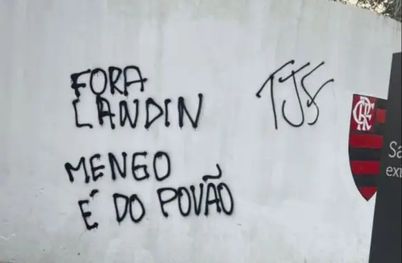 Pixações de protesto feitas no muro do CT do Flamengo (Foto: Reprodução/ Redes sociais)