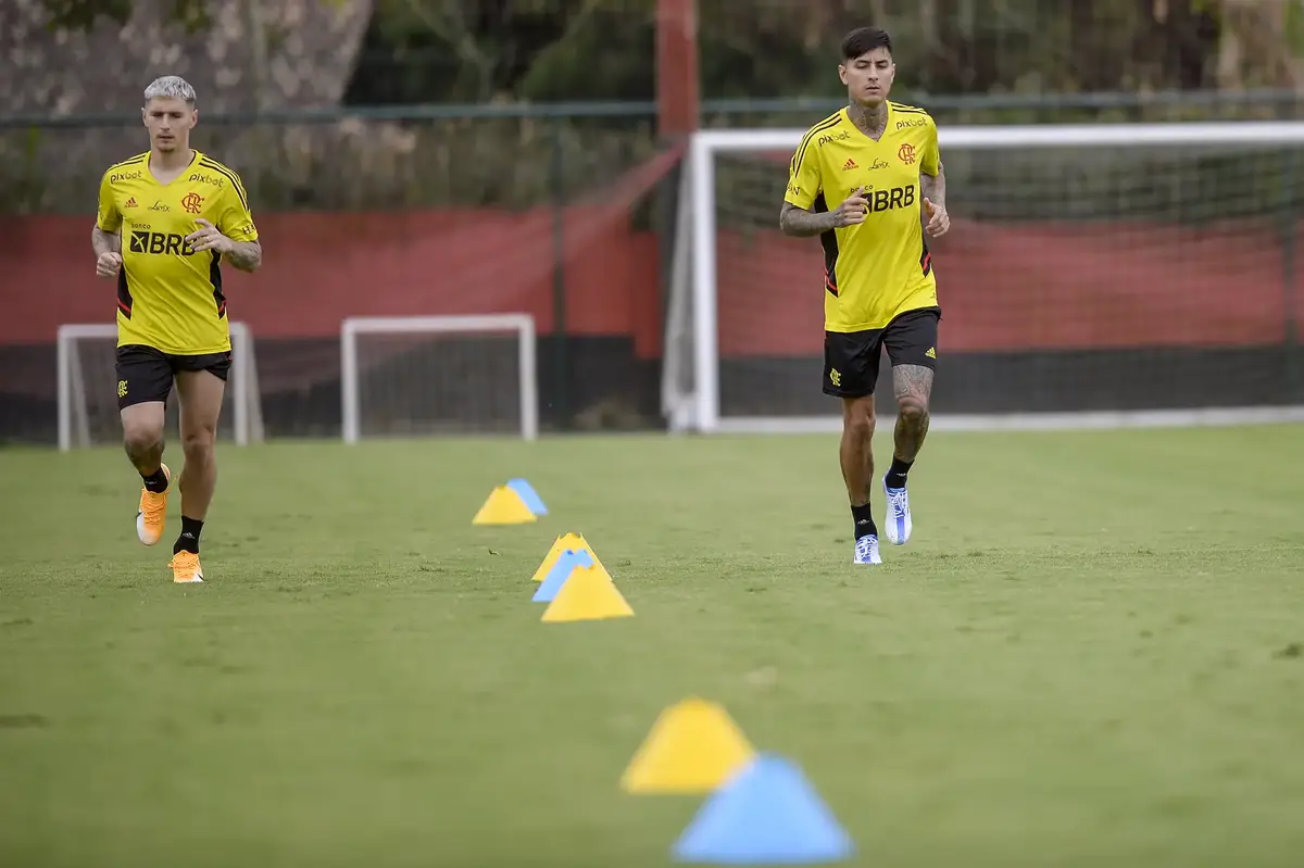 Pulga durante preparação com elenco