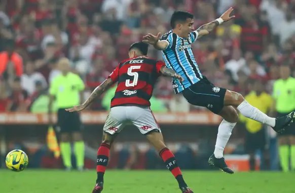 Pulgar durante partida que o lesionou (Foto: Gilvan de Souza/ PUFlamengo)