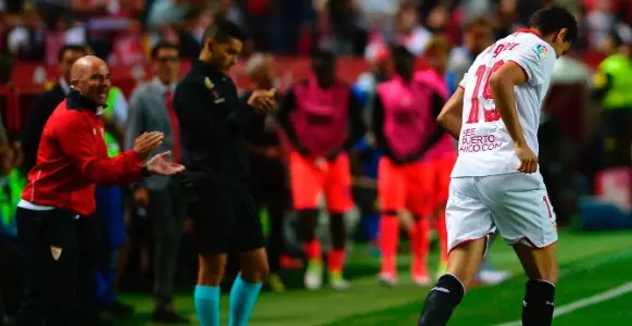 Sampaoli e Ganso quando trabalhavam juntos no Sevilla, da Espanha (Foto: Uol esportes)