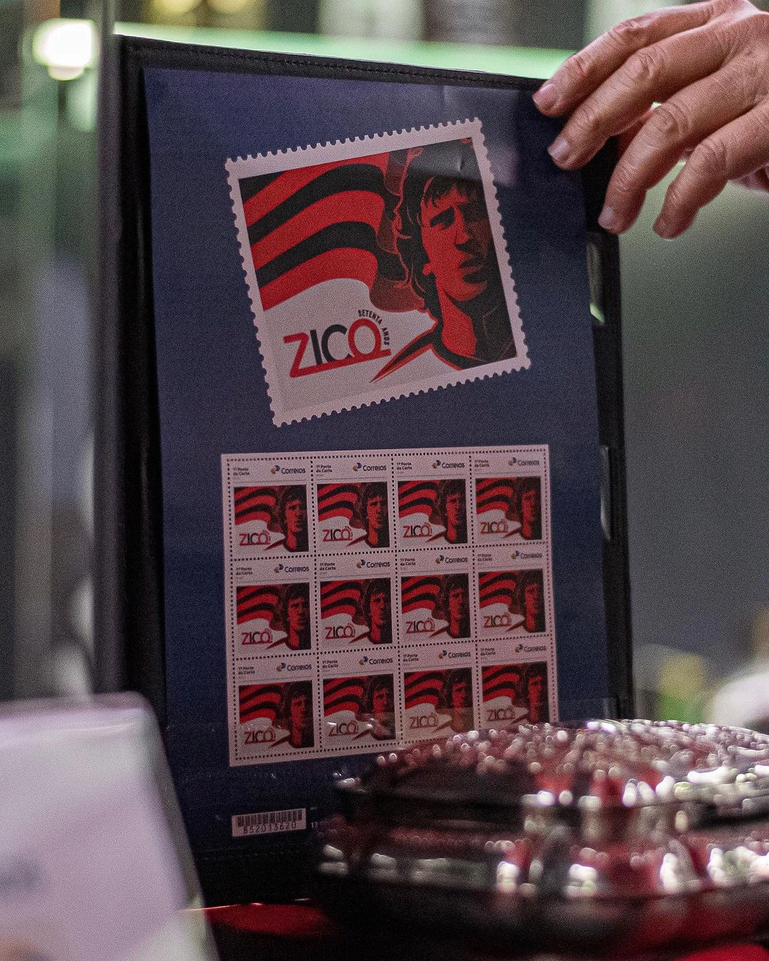 Selo lançado pelos correios em comemoração aos 70 anos de Zico