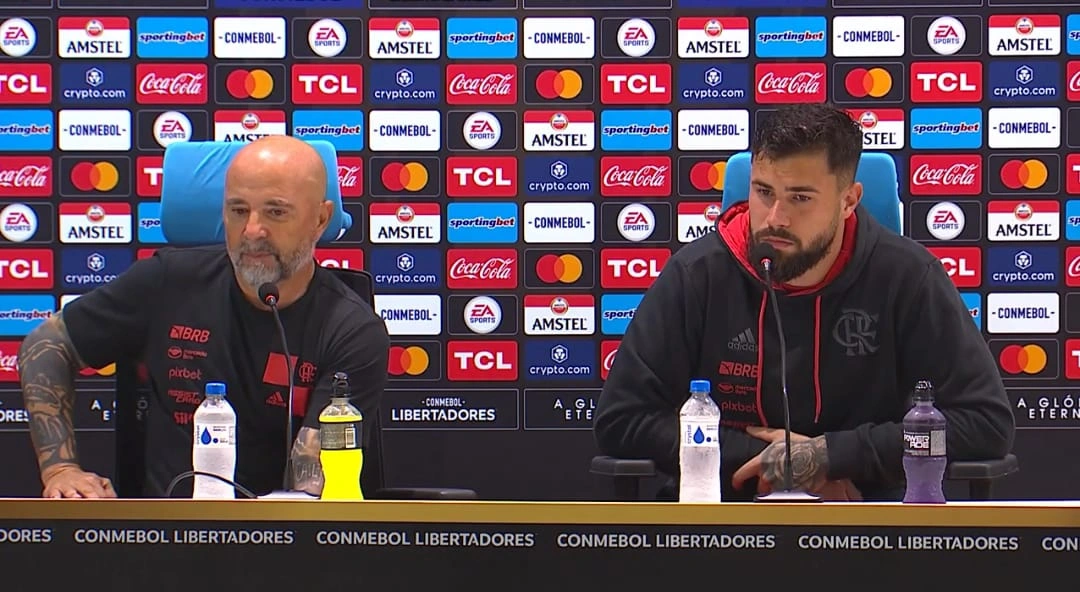 Técnico Jorge Sampaoli e goleiro Matheus Cunha em coletiva de imprensa