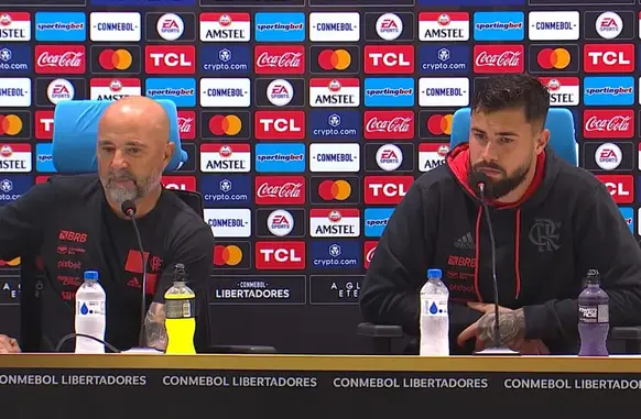 Técnico Jorge Sampaoli e goleiro Matheus Cunha em coletiva de imprensa (Foto: Reprodução)