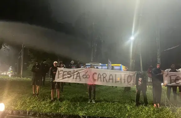 Torcedores protestam em frente à festa de Gabigol (Foto: Vinicius Rodeio)