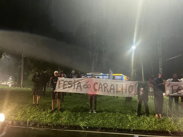 Torcedores protestam em frente à festa de Gabigol