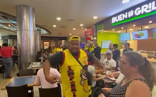 Torcida do Flamengo sofre racismo antes da jogo contra o Olimpia