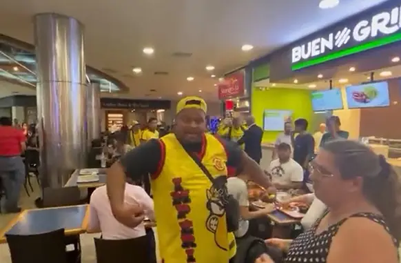 Torcida do Flamengo sofre racismo antes da jogo contra o Olimpia (Foto: Gabriel Reis)