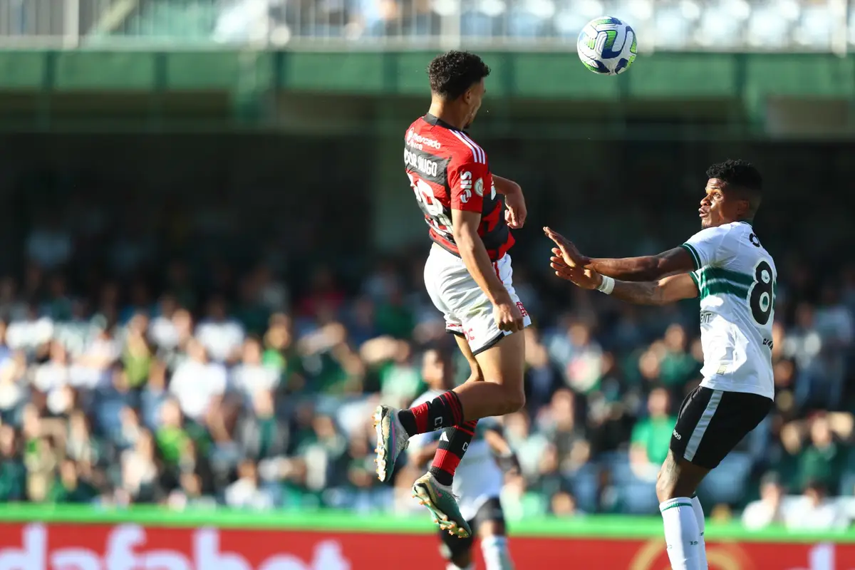 Victor Hugo da assistência para Arrascaeta marcar o gol