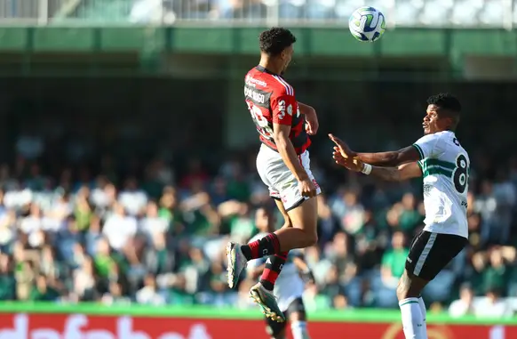 Victor Hugo da assistência para Arrascaeta marcar o gol (Foto: Gilvan de Sousa/CRF)