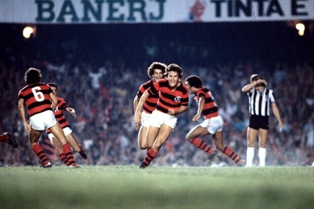 Zico em partida contra Botafogo em 1980